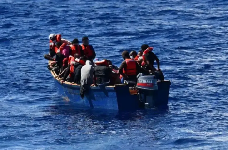 A boat carrying at least 40 passengers en route to Puerto Rico capsized, leaving 17 rescued, 4 confirmed dead, and several still missing, according to the Civil Defense Authority.