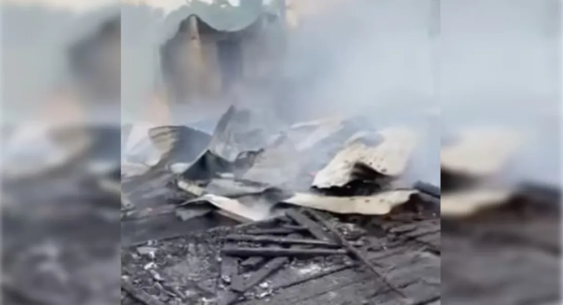The fire broke out unexpectedly, completely engulfing the home and leaving the family with significant losses. The fire broke out unexpectedly, completely engulfing the home and leaving the family with significant losses.