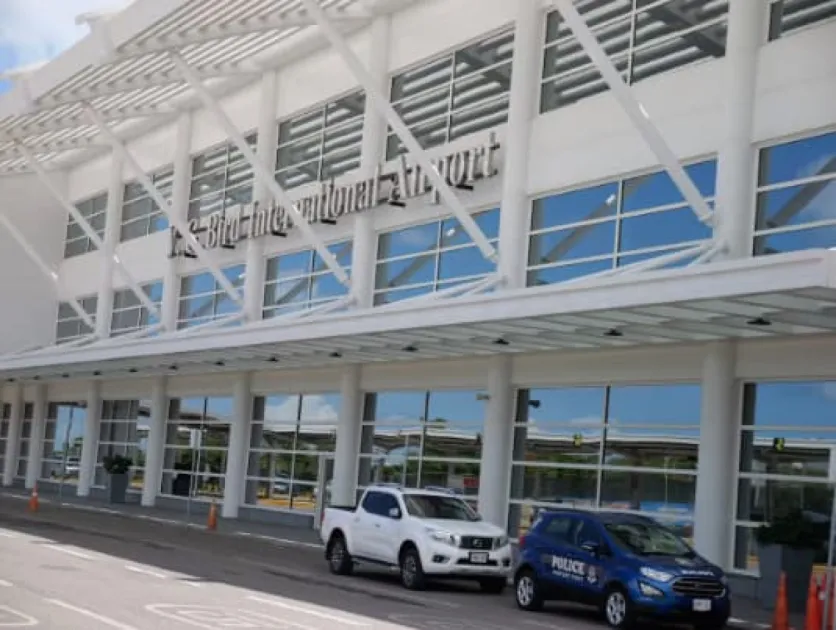 Passengers face long delays at Antigua’s VC Bird Airport due to baggage carousel malfunction
